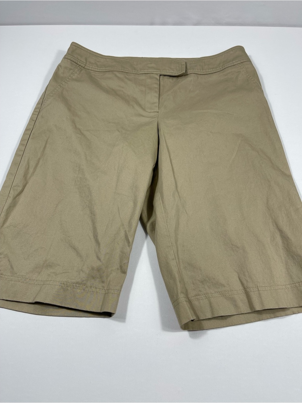 Tribella Sport Womens Beige Khaki Shorts Size 8. Flat Front SKU#0197